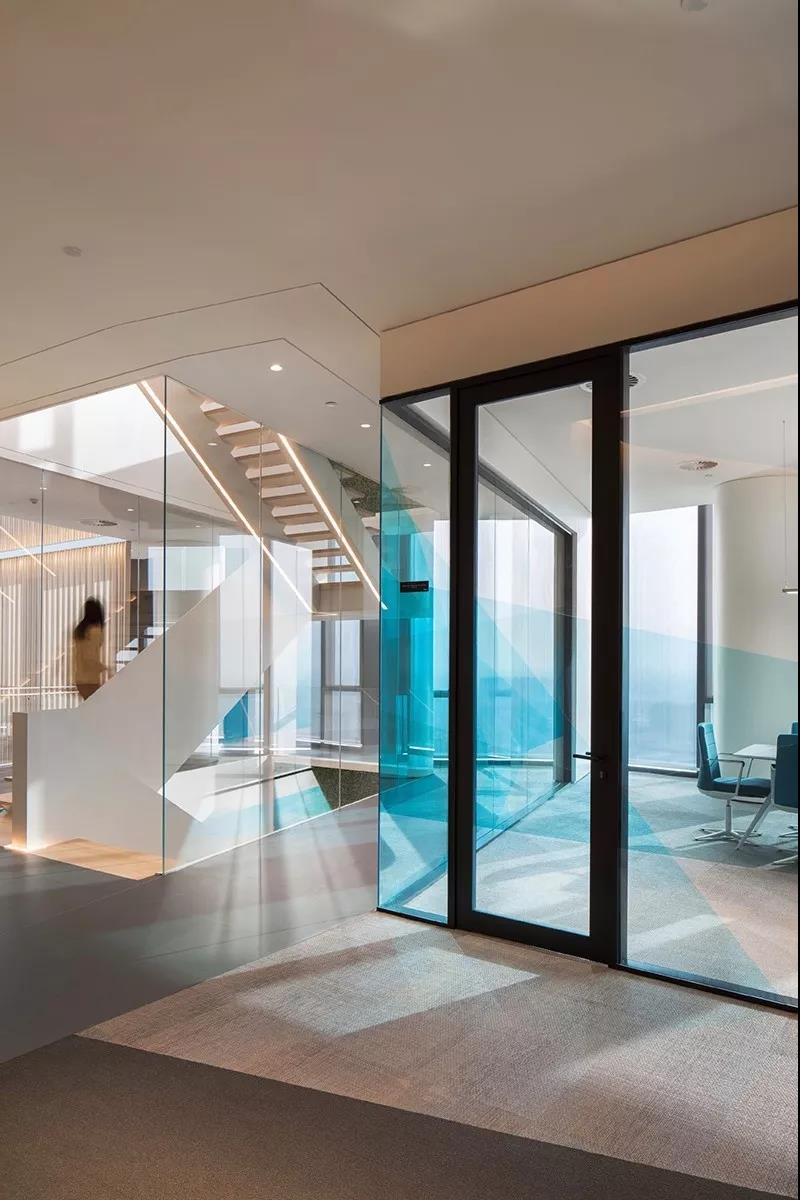 色彩辦公室玻璃隔斷實景圖