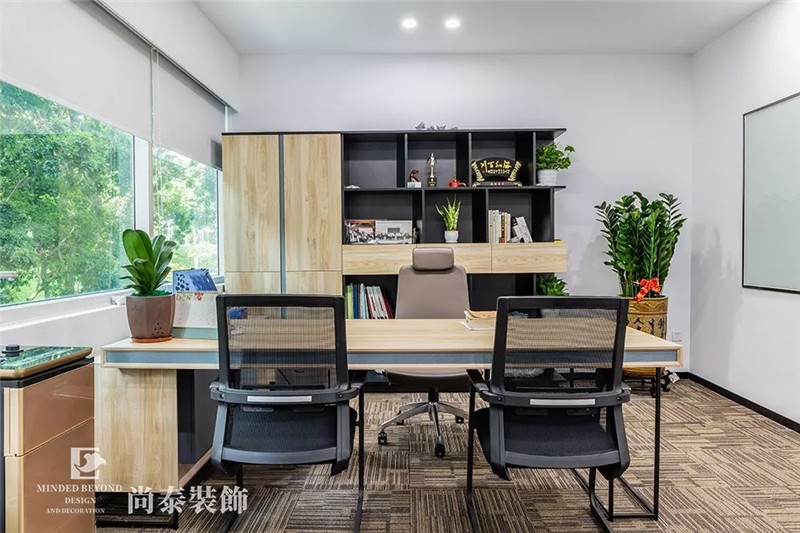 物業(yè)管理公司總經(jīng)理辦公室裝修實景圖