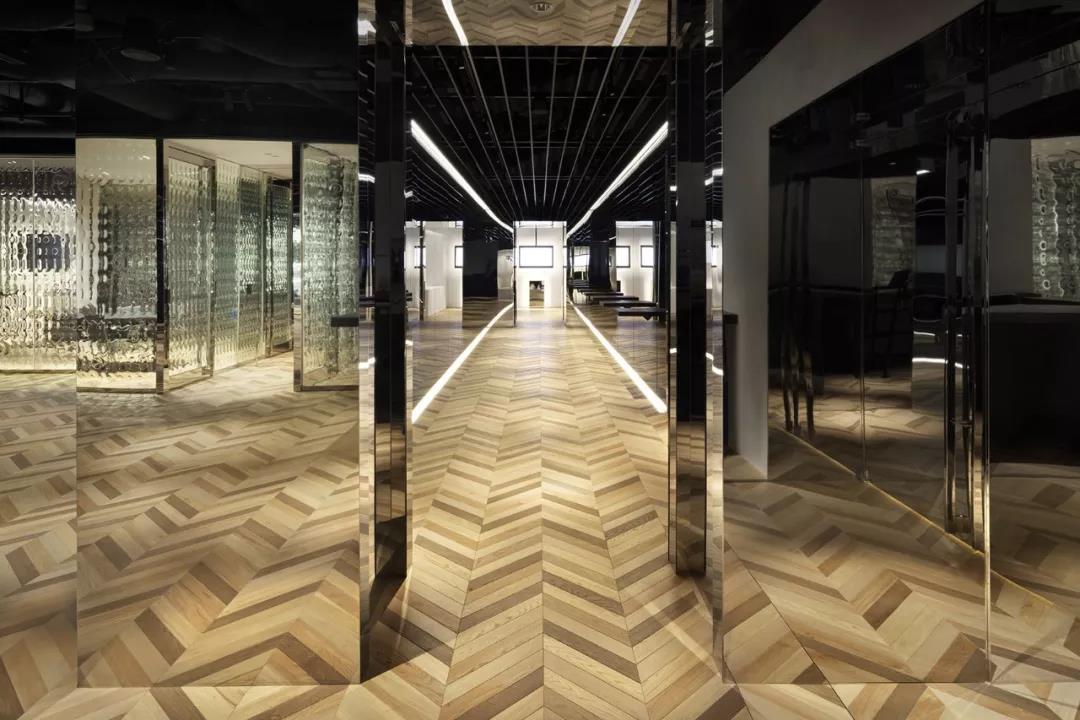 辦公室“代碼”隔斷裝修圖