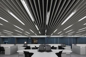 辦公室裝修中調(diào)整動(dòng)線加入色彩，打破冰冷辦公印象