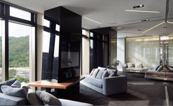 辦公室裝修設(shè)計:超豪華紅酒吧臺、遠眺綠意山景！讓人立刻想投簡歷的辦公室設(shè)計