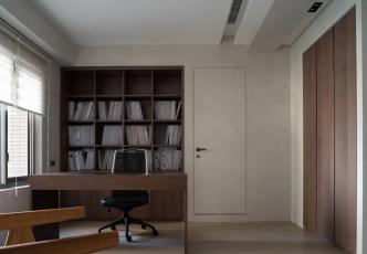 現(xiàn)代風(fēng)共享辦公室，透明玻璃書墻區(qū)隔空間、分享采光成空間焦點