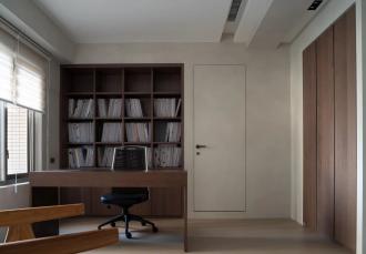 現(xiàn)代風共享辦公室，透明玻璃書墻區(qū)隔空間、分享采光成空間焦點